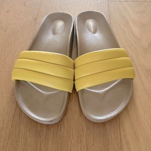 Beatrice Valenzuela slides in yellow, size 8